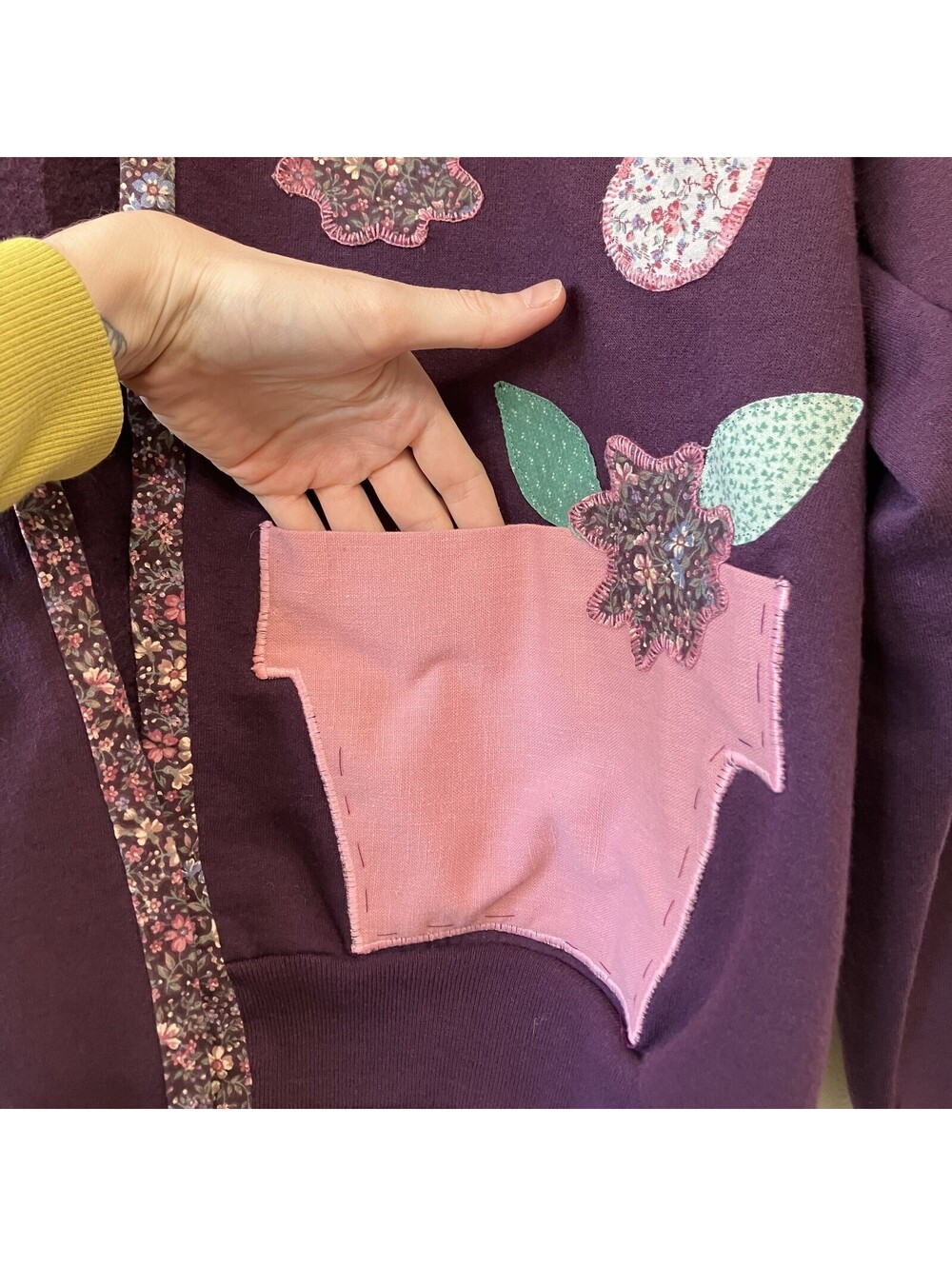 Vintage 90s Handmade Embroidered Floral Sweatshirt Cardigan Cottage Whimsy Large - Picture 3 of 11